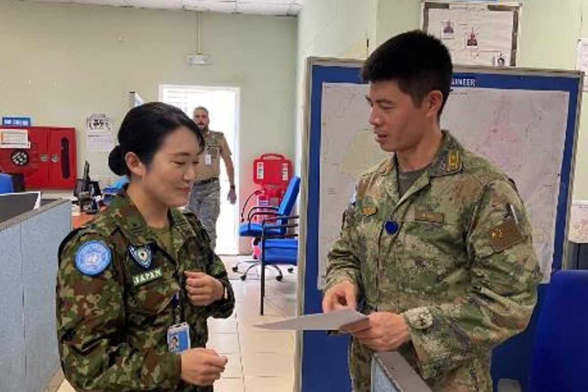 南スーダンPKOの司令部で共に仕事をする陸上自衛隊と中国人民解放軍の士官(陸上自衛隊のFacebookページより)