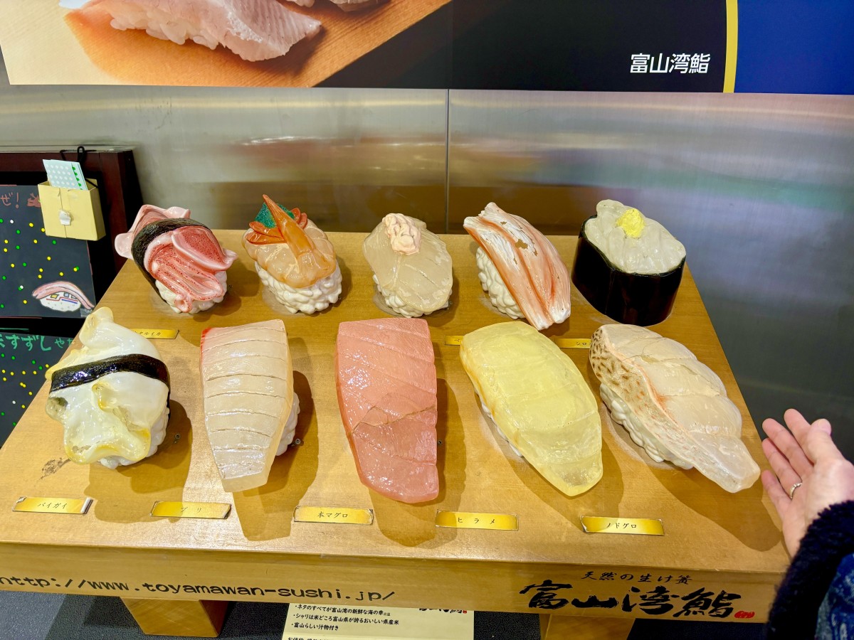 改札で、でかい寿司に迎えられて嬉しい