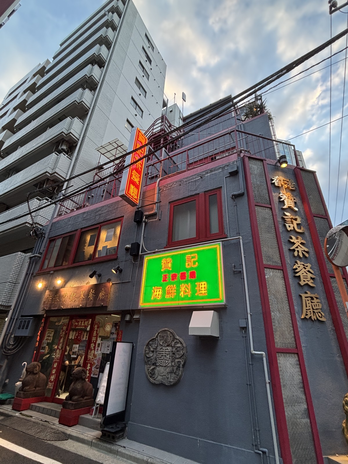 建物がかっこよぎる