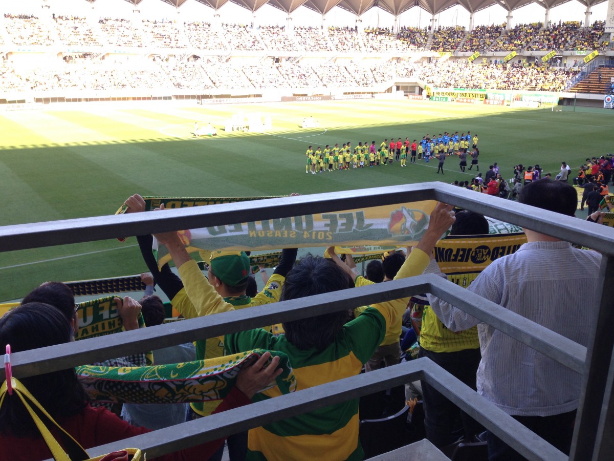 フクダ電子アリーナの車いす席 車いすの目線 前列の人が立ち上がってもピッチが見渡せる（筆者撮影）