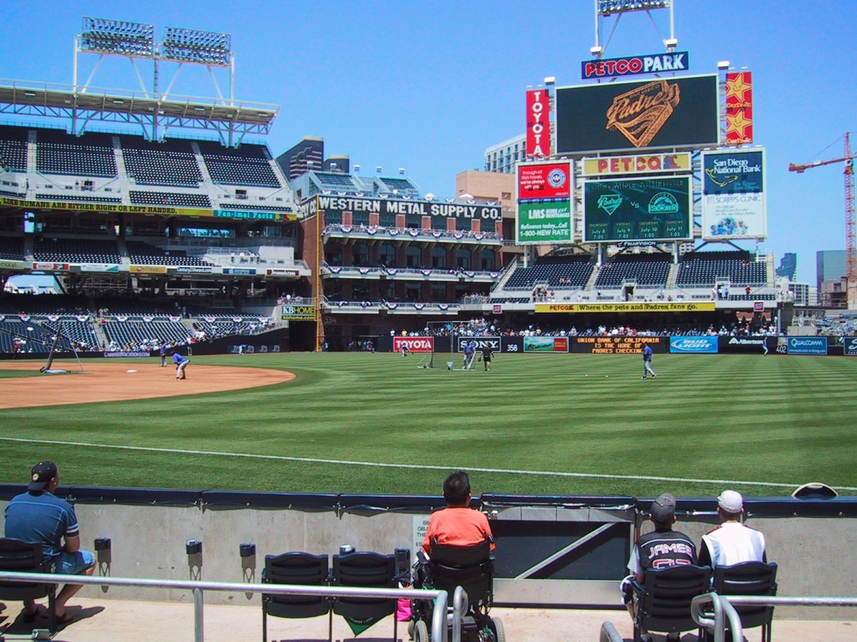 ペトコ・パーク一塁側の車いす席からの眺め（2004年7月4日・筆者撮影） オレンジシャツが筆者