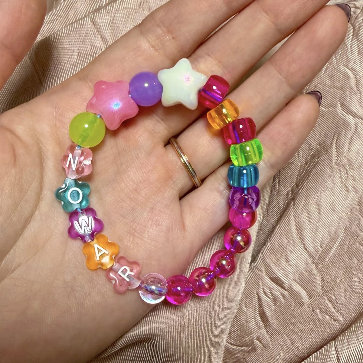 幼稚園生につくってもらったブレスレット。超かわいい。見ればみるほどかわいい。い今日つけていくね。
