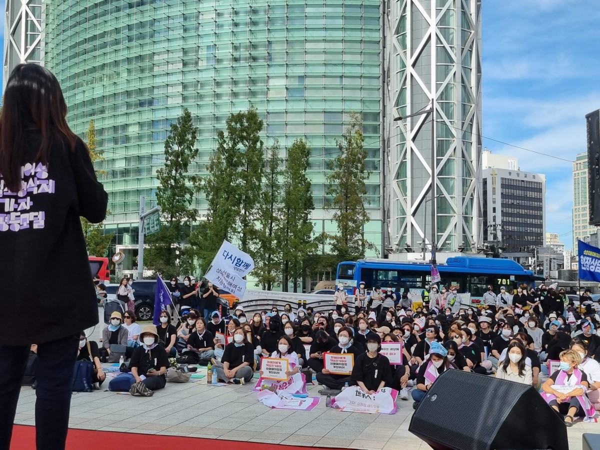 写真は、2022年にColaboと日本の性売買経験当事者ネットワーク「灯火」が参加した女性処罰法改正キャンペーンのデモにて。