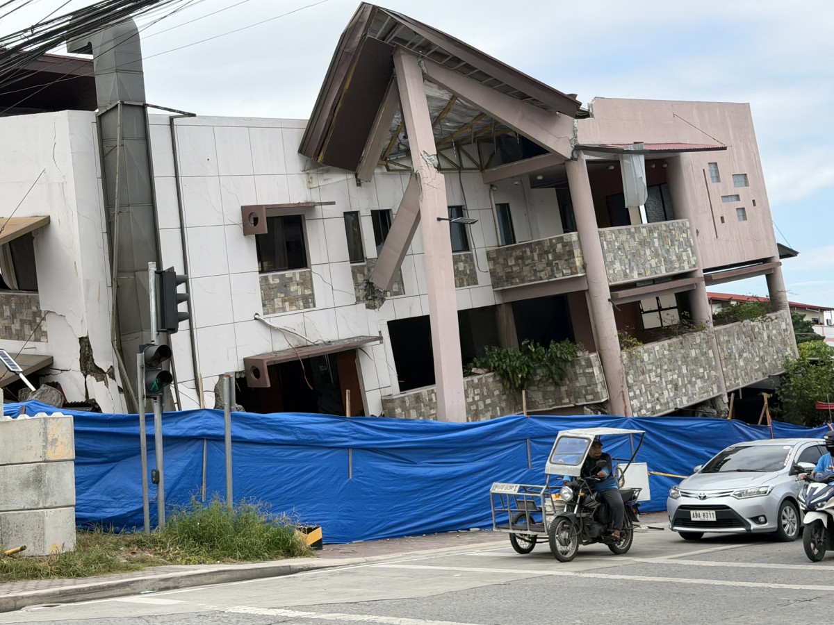 倒壊した市内の建物。地域の学校も多くが被害を受けていて、オンライン授業になったりしています。