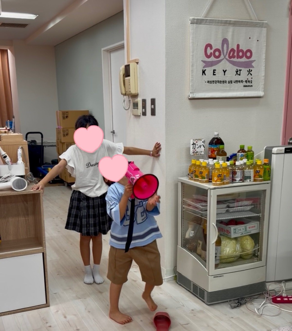 トラメガをみつけて「デモごっこ」。「ごっこ遊び」を笑うな。大事な民主主義の実現だ。