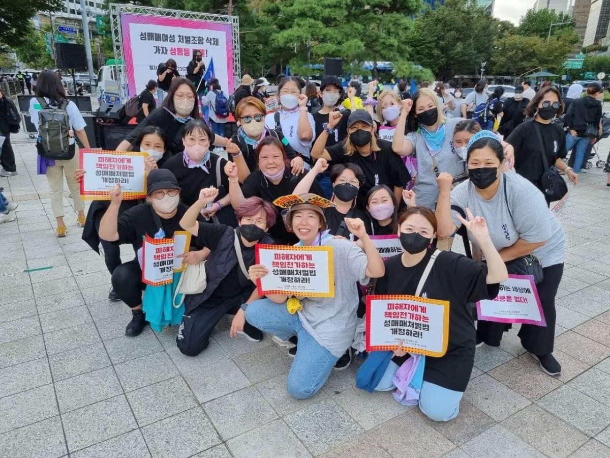 2022年にColaboと日本の性売買経験当事者ネットワーク「灯火」が参加した女性処罰法改正キャンペーンのデモにて。