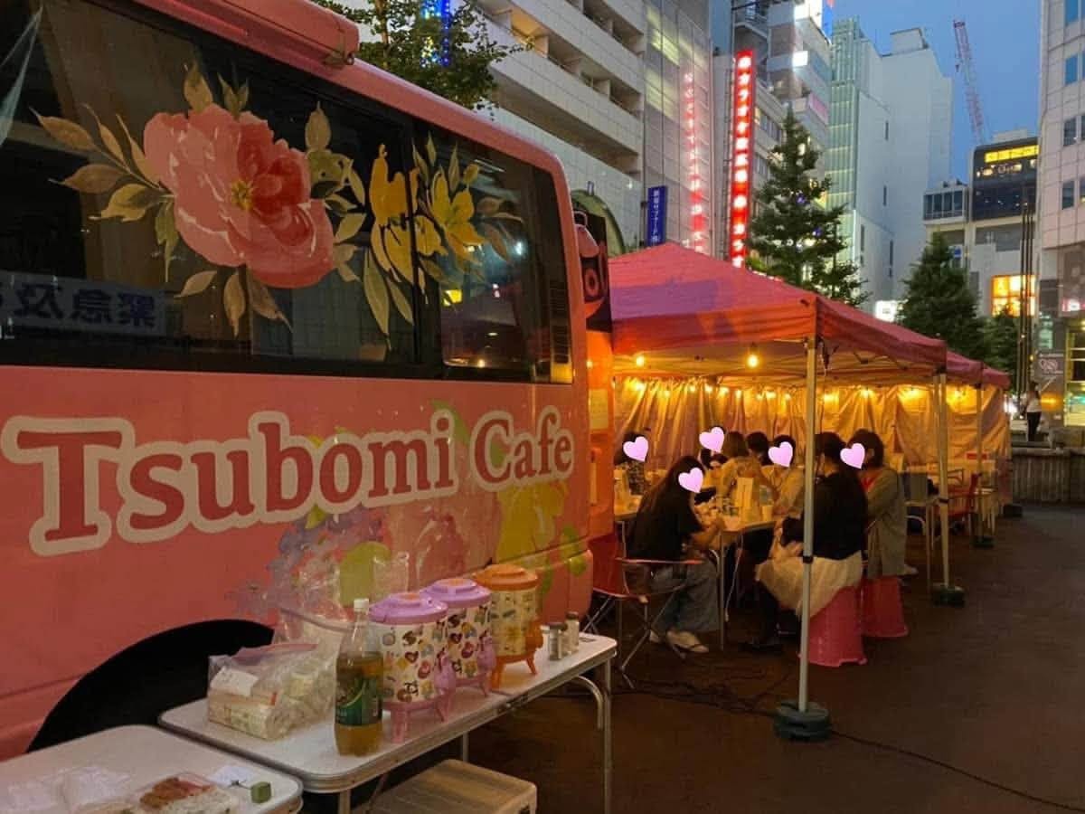 夜の街で無料で10代の少女たちに食事や生活用品を提供するバスカフェの様子