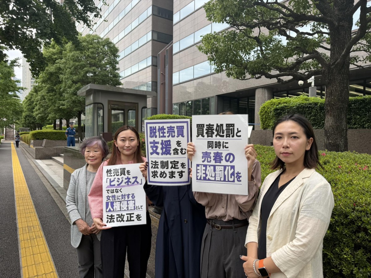法務省前で。性売買経験当事者ネットワーク灯火のメンバーと、Colaboの理事、スタッフと。