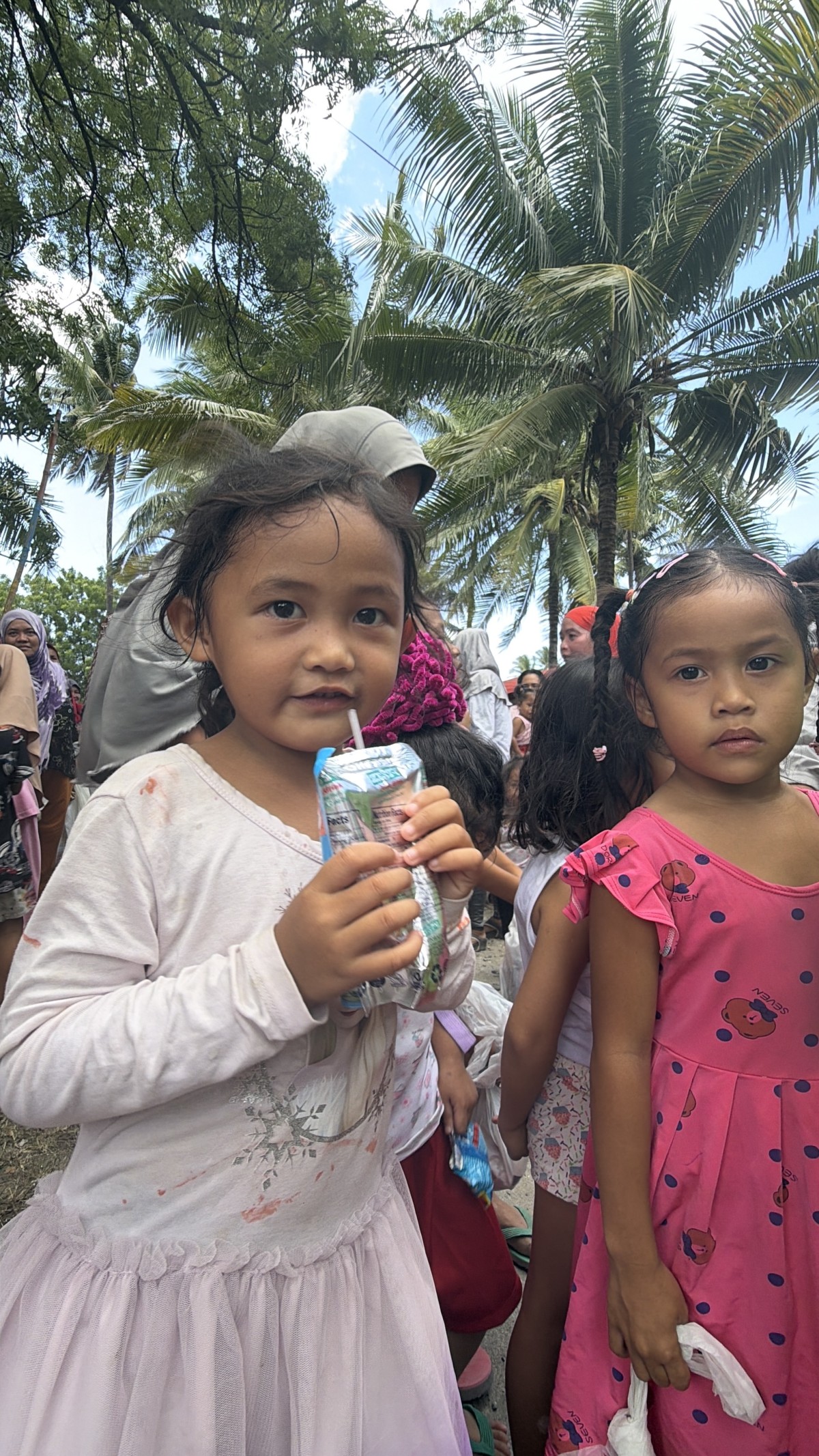 もらったジュースやお菓子を早速食べていました。