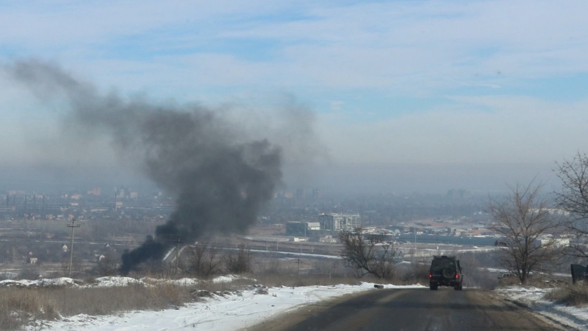 集落から黒煙が上がっていた=2月11日午前、ウクライナ東部スロビャンスク郊外(写真はすべて村山祐介撮影)