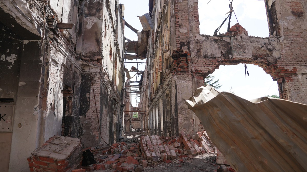 廃墟になった高校=22年6月15日、ハルキウ