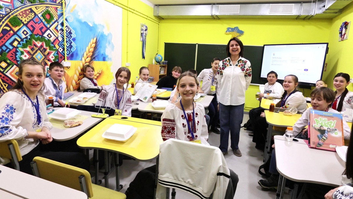 鮮やかな伝統衣装を着た子どもたちは、地下に咲き誇る花のようだった=2月12日、ハルキウ(写真はすべて村山祐介撮影)